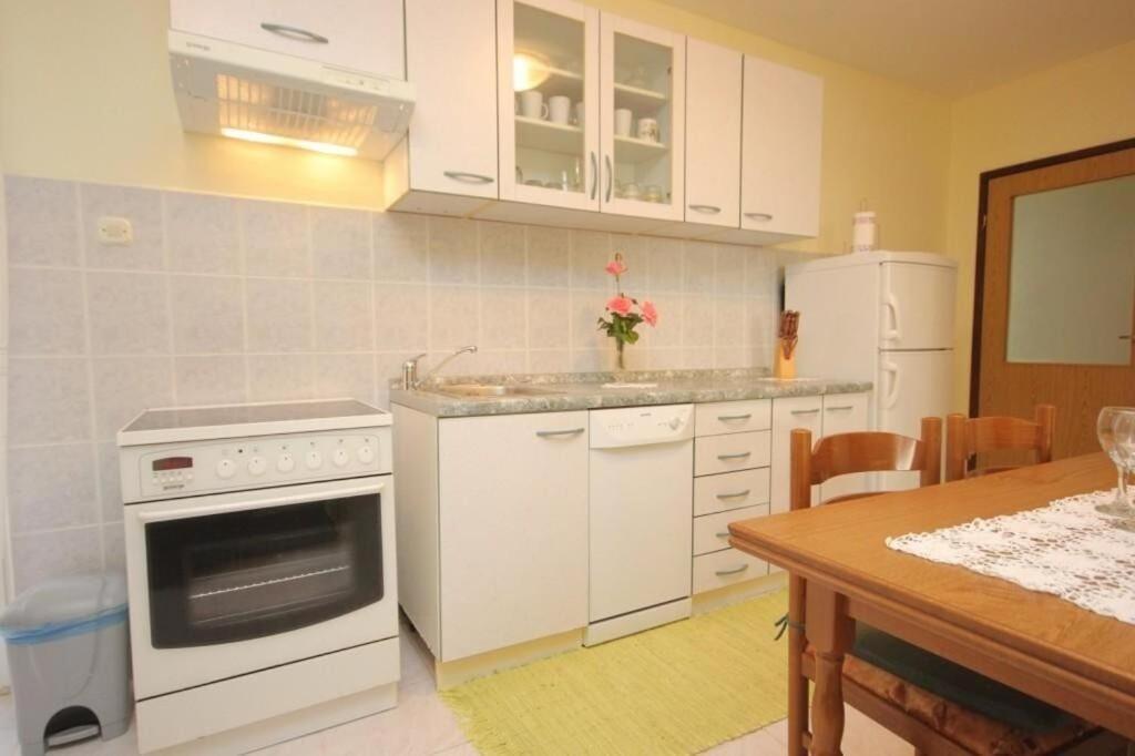 Apartments Zoki - Great Location Close To The Sea Vis Exterior photo